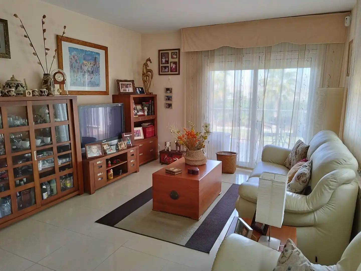 Sala de estar de Casa o chalet en venta en Riudellots de la Selva con Aire acondicionado, Calefacción y Jardín privado