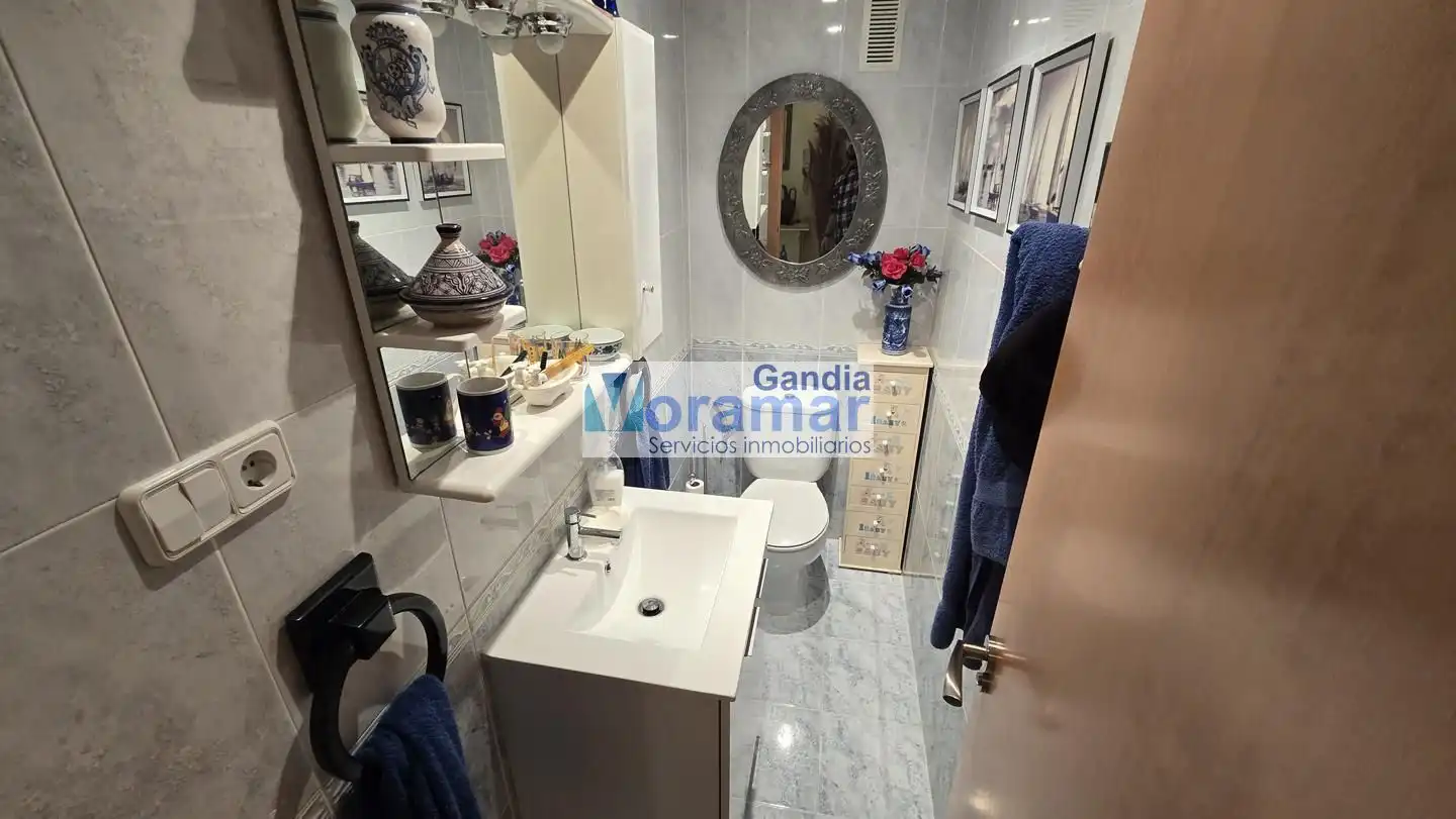 Badezimmer von Wohnungen zum Verkauf in Gandia mit Klimaanlage, Terrasse und Möbliert