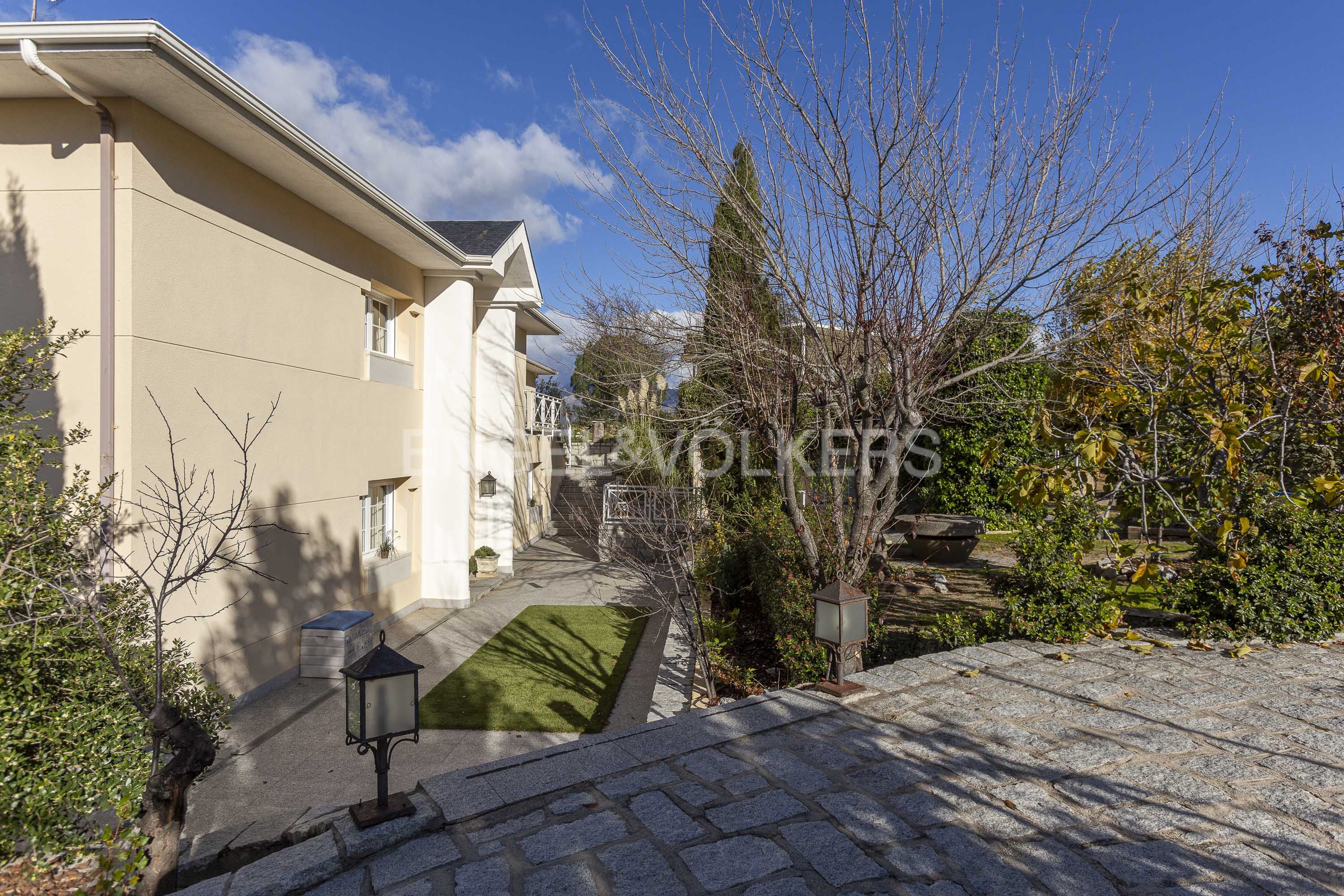 Vista exterior de Casa o xalet en venda en Collado Villalba amb Aire condicionat, Calefacció i Jardí privat