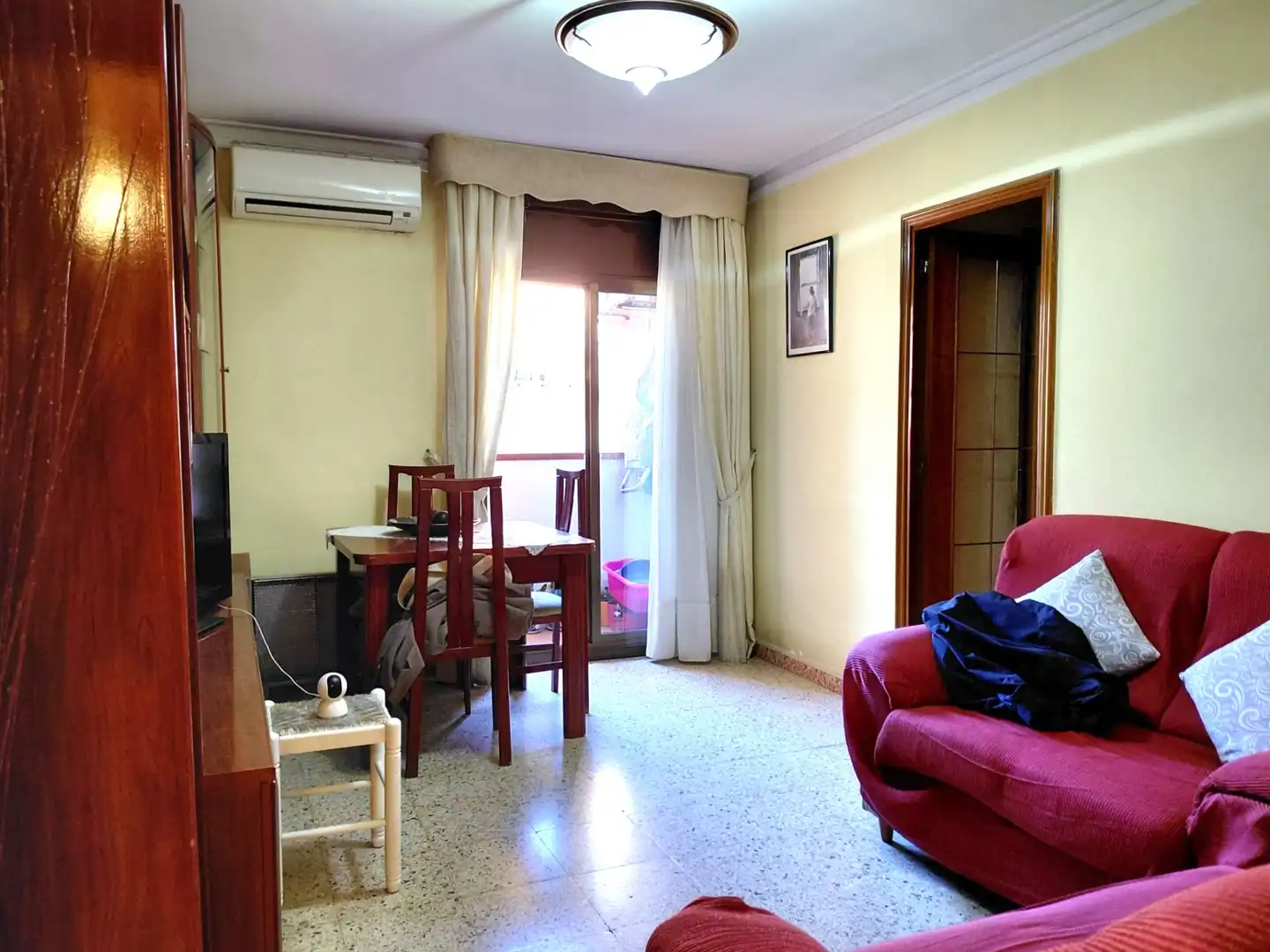 Sala de estar de Piso en venta en L'Hospitalet de Llobregat con Aire acondicionado, Calefacción y Amueblado