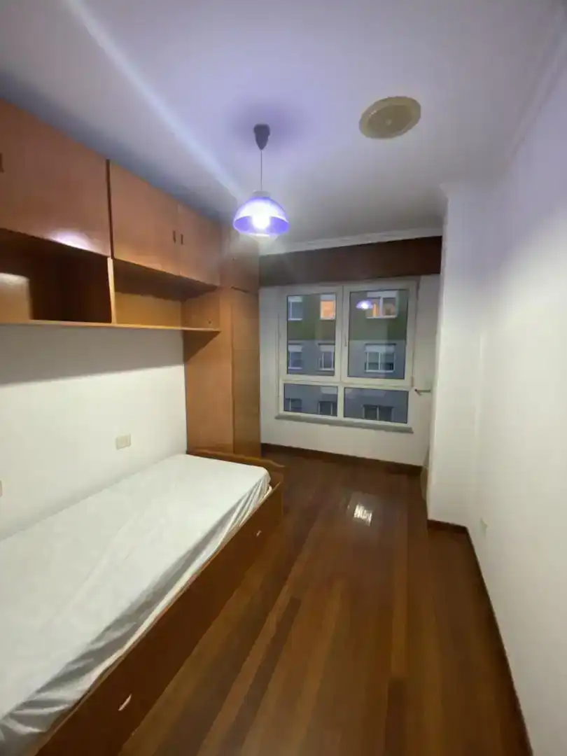 Schlafzimmer von Wohnungen zur Miete in Noia mit Abstellraum, Ofen und Waschmaschine