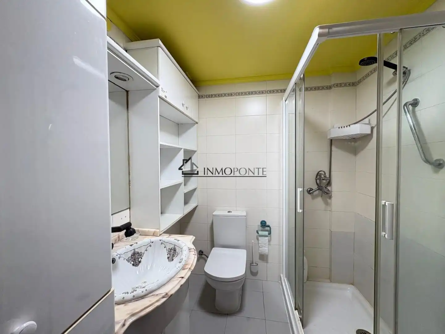 Bathroom of Flat for rent in Combarro