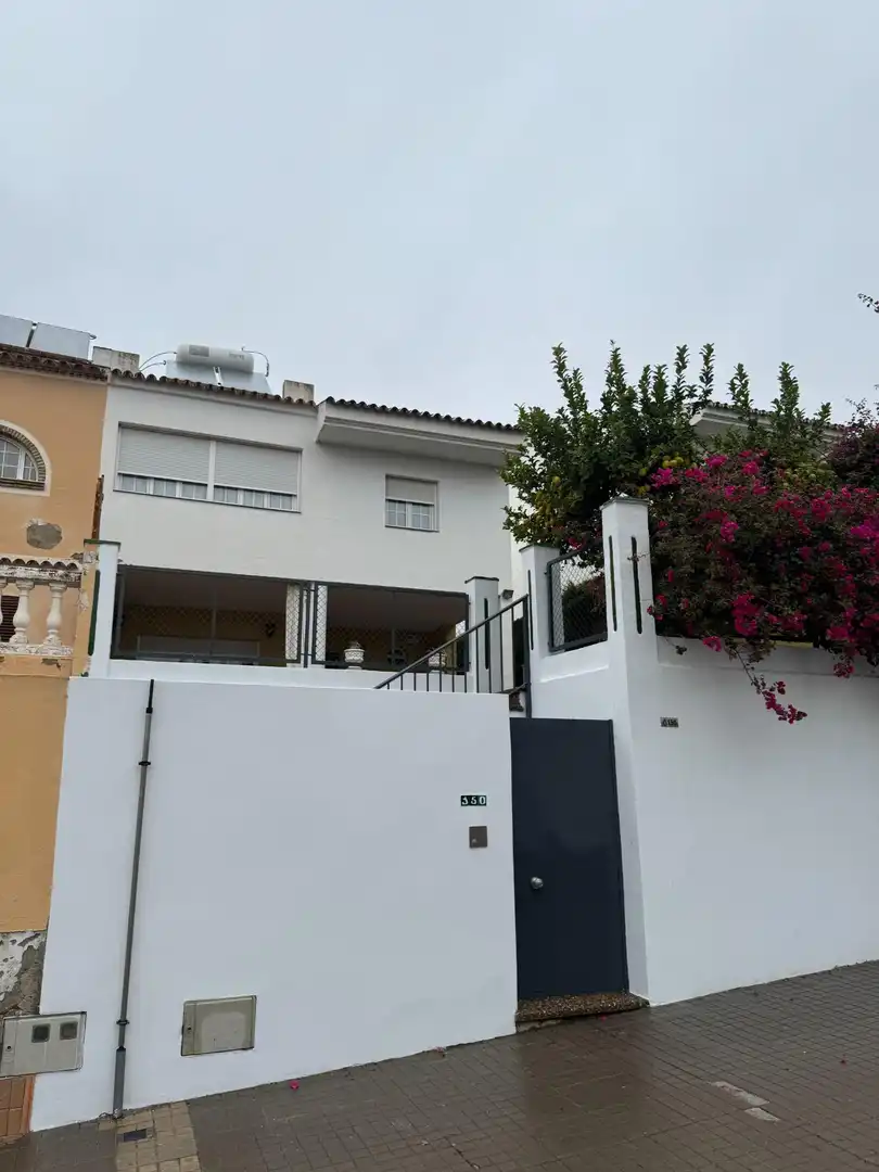 Vista exterior de Casa adosada en venda en Morón de la Frontera amb Aire condicionat, Jardí privat i Moblat