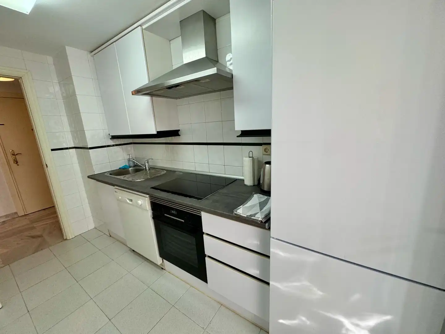 Cuina de Apartament de lloguer en Marbella amb Aire condicionat, Moblat i Piscina comunitària