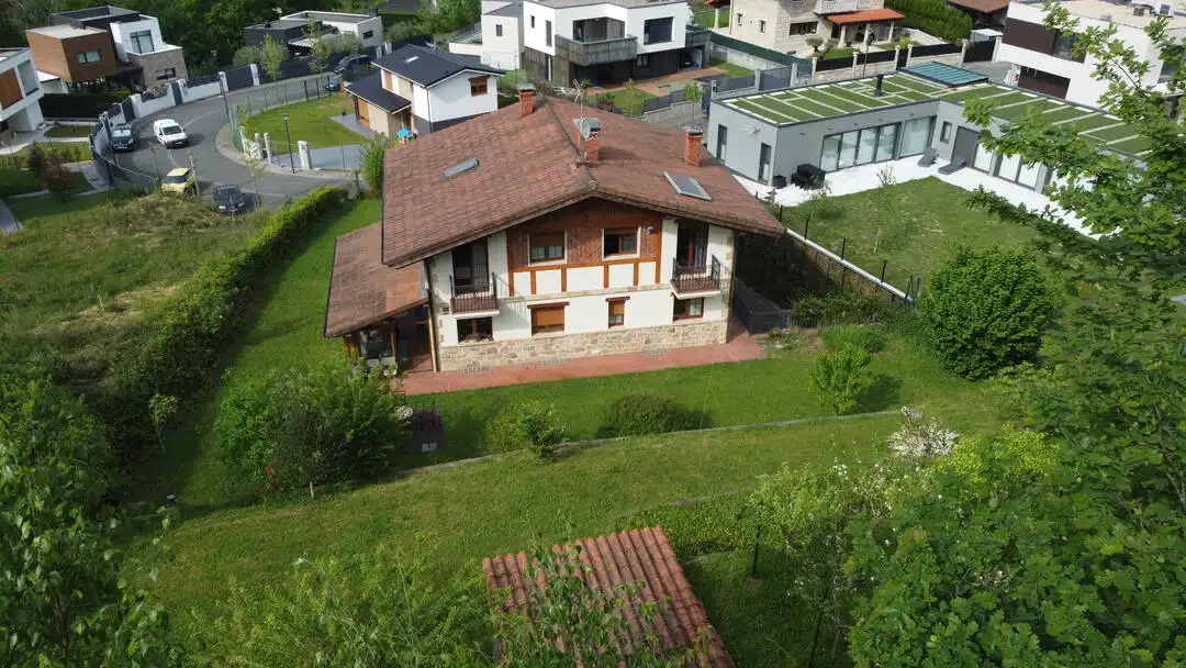 Vista exterior de Casa o xalet en venda en Ermua amb Calefacció, Jardí privat i Terrassa