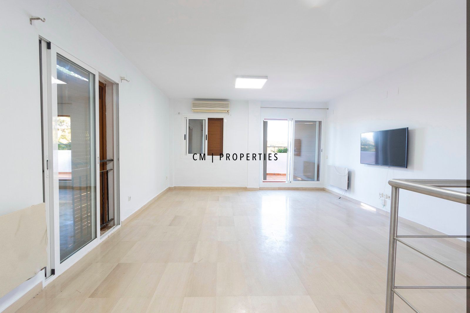 Sala d'estar de Casa adosada en venda en Chiva amb Aire condicionat, Calefacció i Terrassa