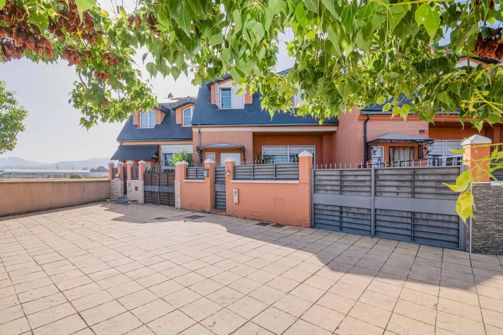 Vista exterior de Casa adosada en venda en Armilla amb Aire condicionat, Calefacció i Terrassa
