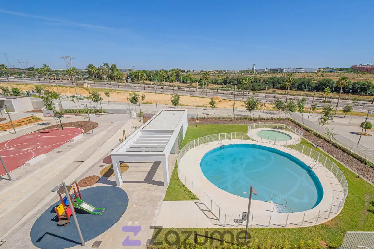 Schwimmbecken von Wohnung zur Miete in Dos Hermanas mit Klimaanlage, Heizung und Privatgarten
