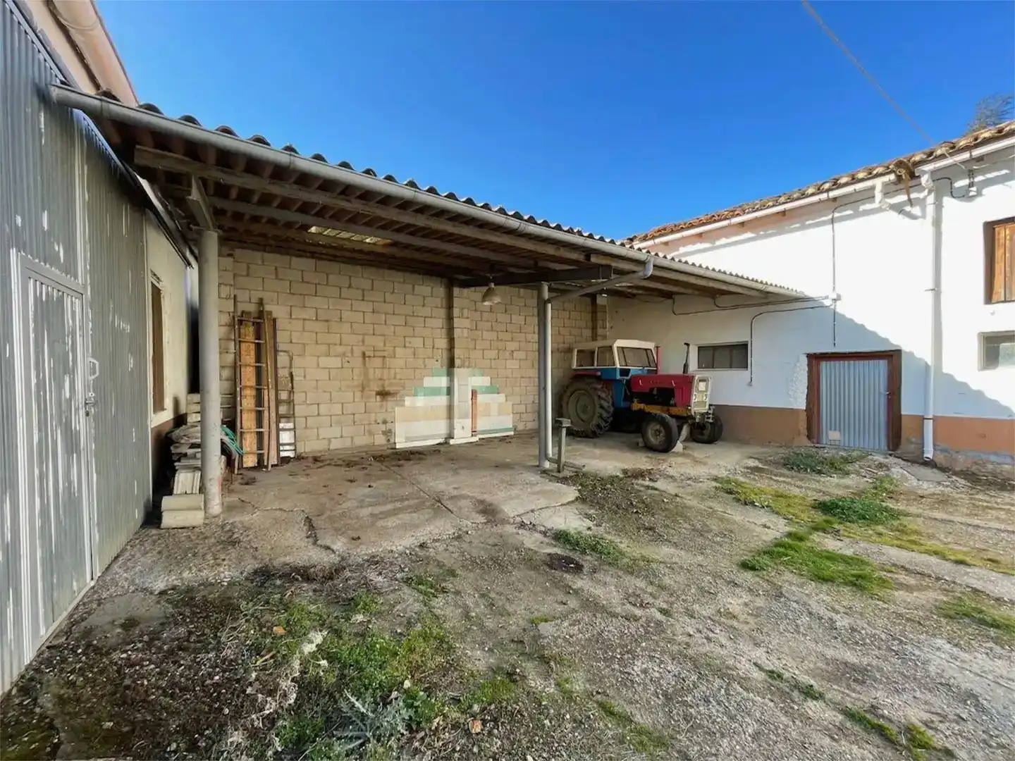 Parking of Flat for sale in Gradefes  with Parquet flooring and Furnished