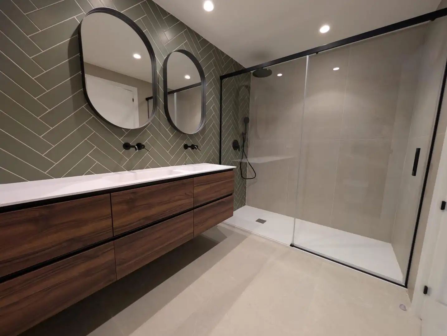 Bathroom of Flat for rent in Sevilla  with Air Conditioner, Heating and Balcony