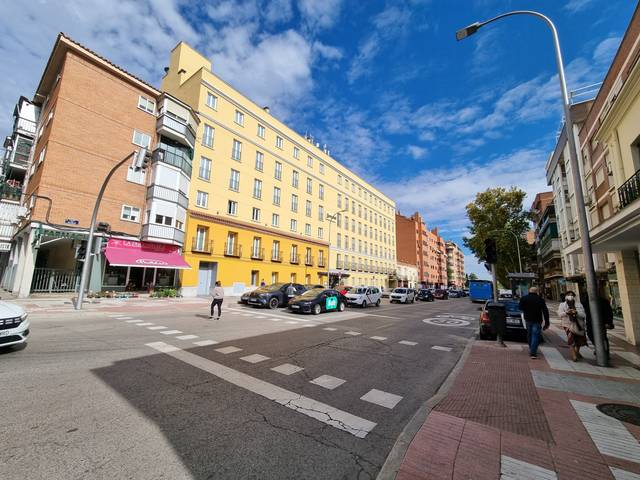 Local comercial en Alquiler en Calle de la Esfinge en Canillejas