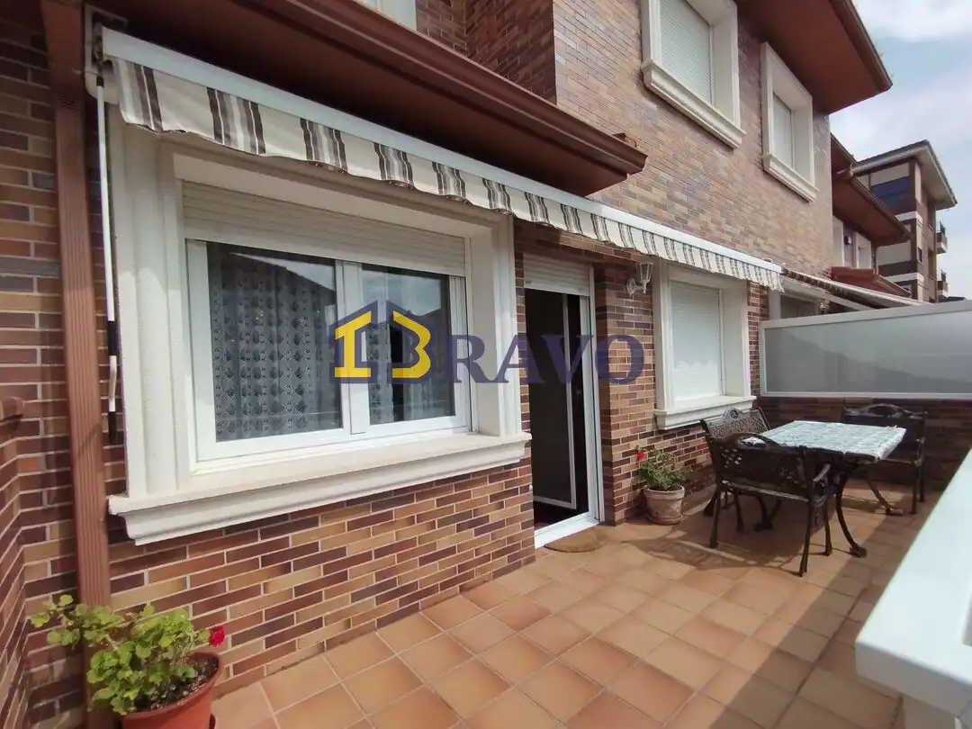 Vista exterior de Casa adosada en venta en Medina de Pomar con Calefacción, Jardín privado y Terraza