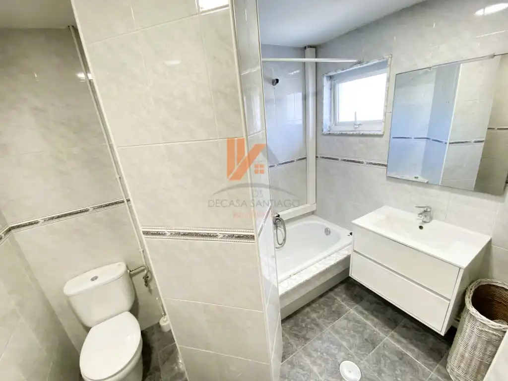 Bathroom of Flat for rent in Santiago de Compostela   with Furnished