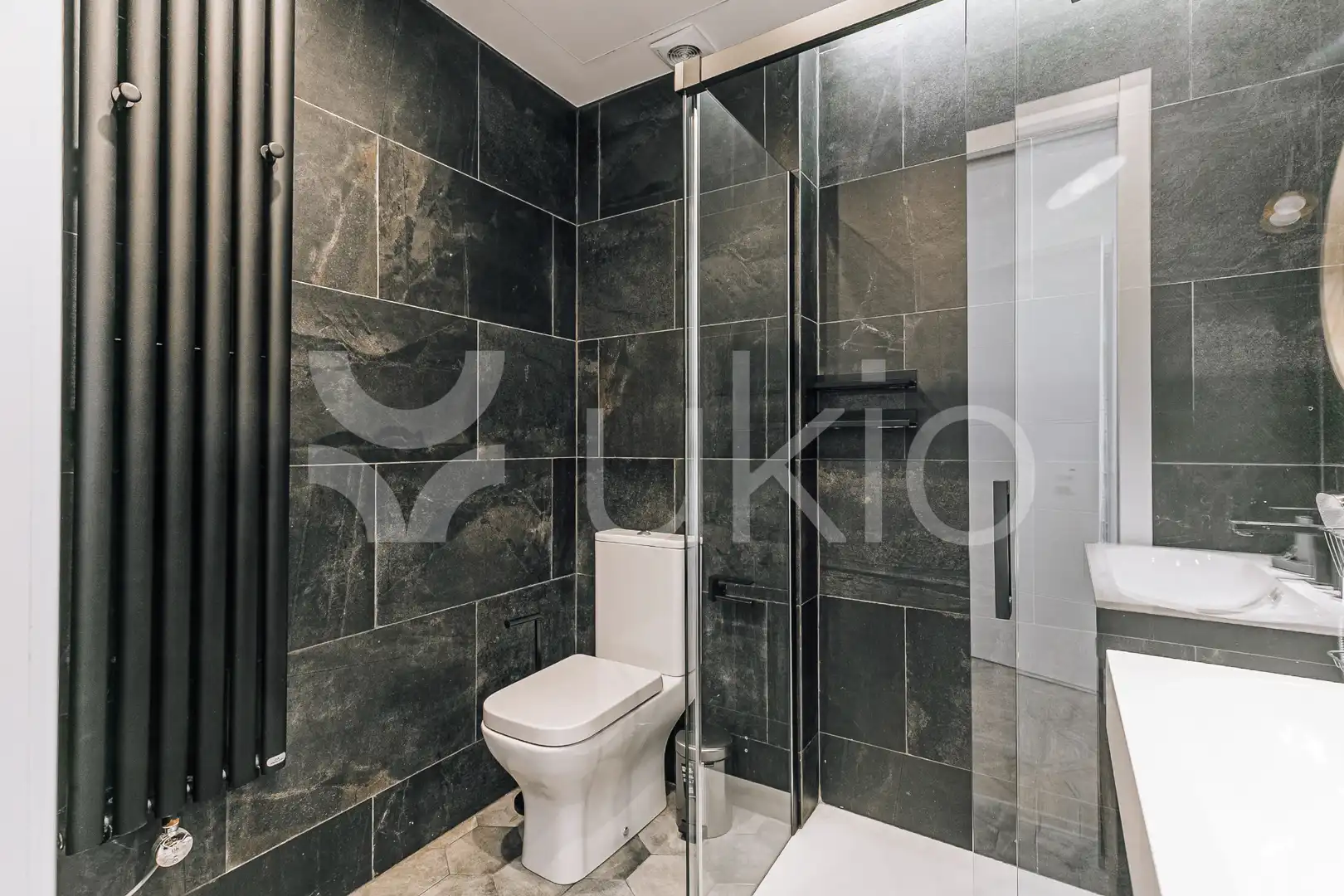 Bany de Apartament de lloguer en Barcelona amb Aire condicionat, Calefacció i Moblat