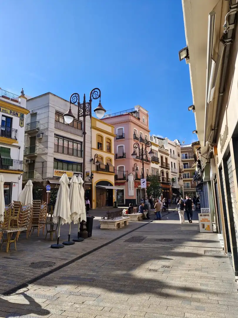 Vista exterior de Pis en venda en Sevilla amb Aire condicionat i Balcó