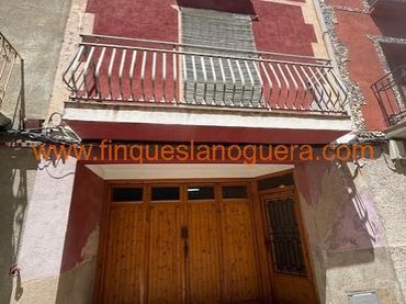 Casa amb balcó en venda a Menàrguens