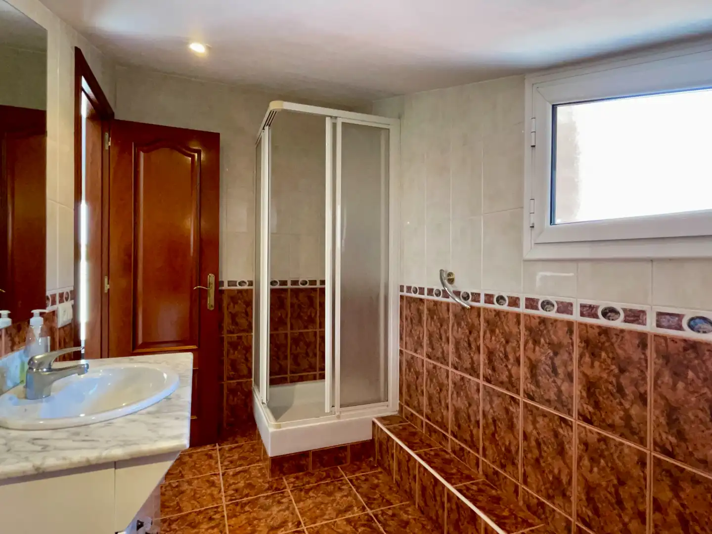 Badezimmer von Einfamilien-Reihenhaus zum Verkauf in Sant Vicenç de Montalt mit Klimaanlage, Heizung und Privatgarten