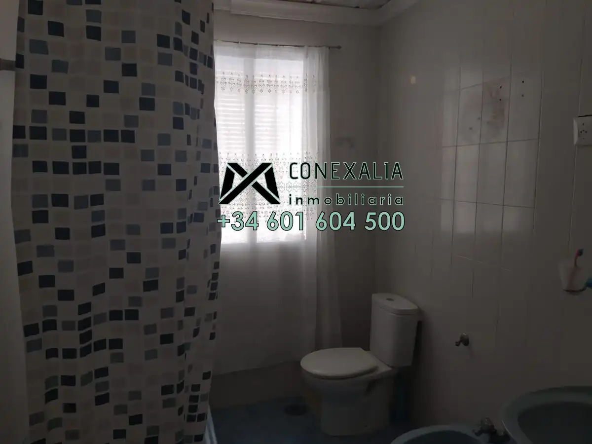 Baño de Piso en venta en Olvera con Terraza y Balcón