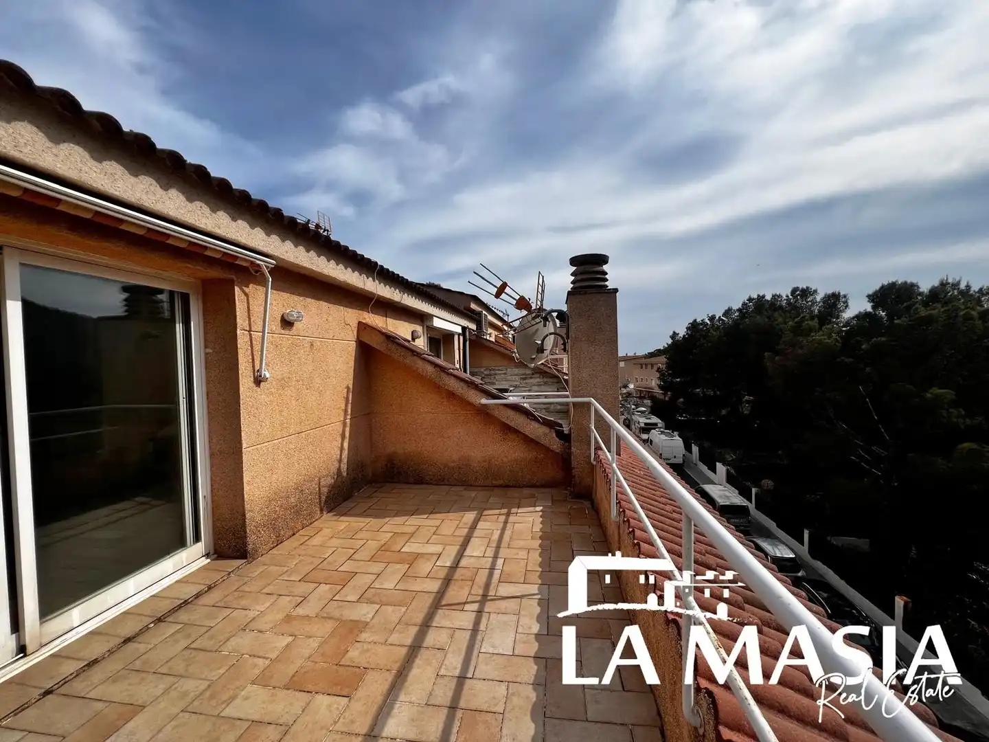 Terrasse von Einfamilien-Reihenhaus zur Miete in Sitges mit Klimaanlage, Terrasse und Gemeinschaftspool
