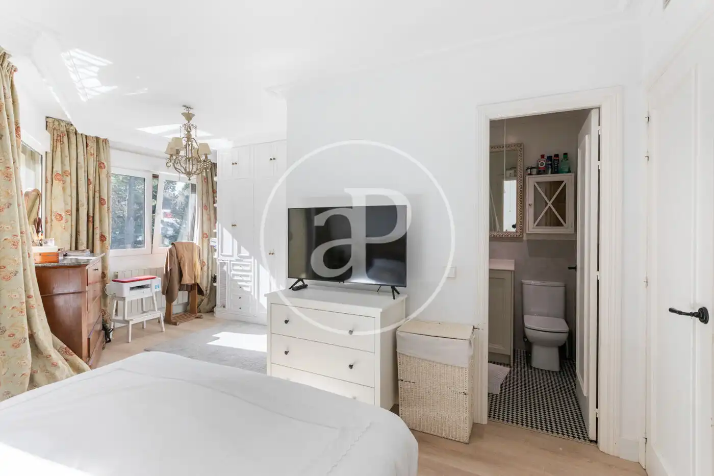 Habitación de Casa adosada en venta en La Moraleja con Aire acondicionado, Calefacción y Jardín privado