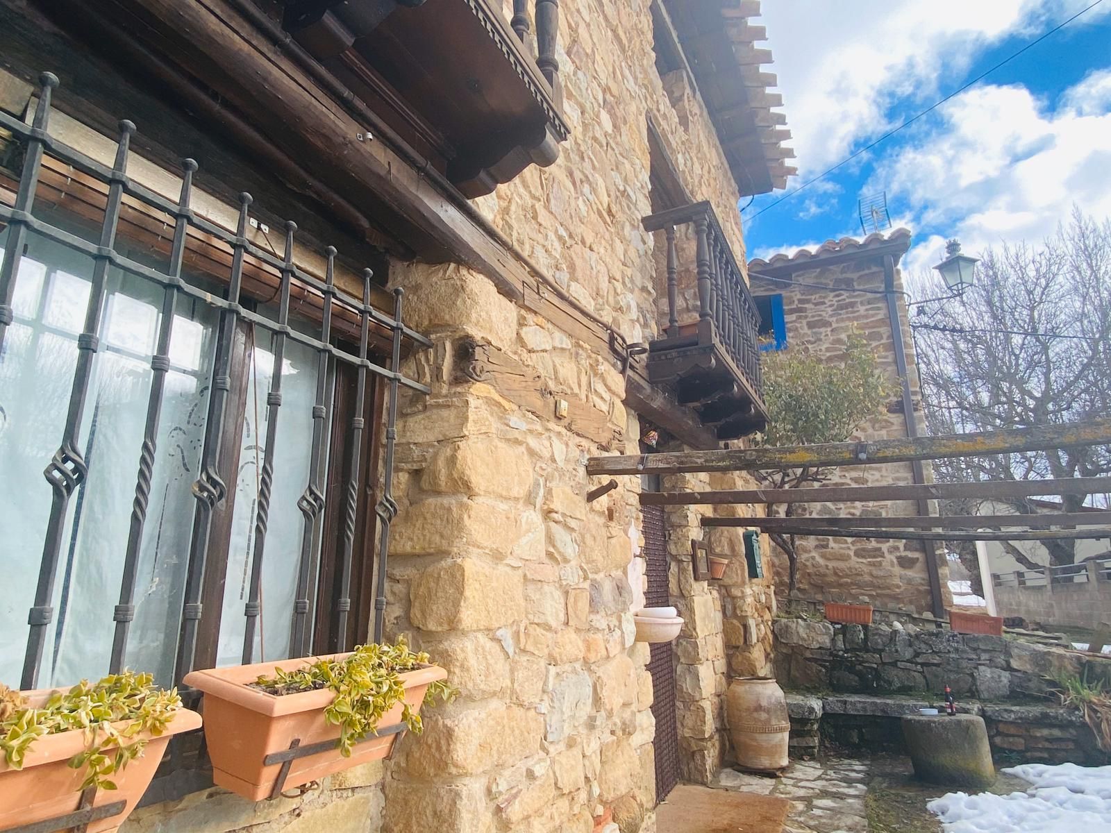 Vista exterior de Casa o xalet en venda en Miravete de la Sierra amb Terrassa, Traster i Balcó