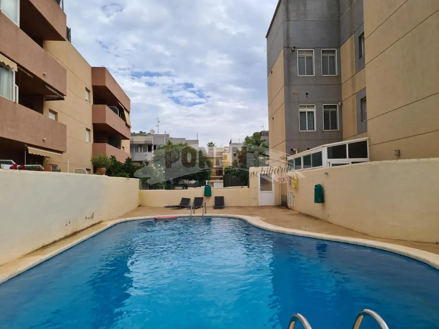Schwimmbecken von Erdgeschoss zum Verkauf in Santa Eulària des Riu mit Klimaanlage, Terrasse und Abstellraum