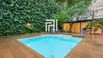 Exterior view of Flat for sale in  Barcelona Capital  with Air Conditioner, Heating and Private garden