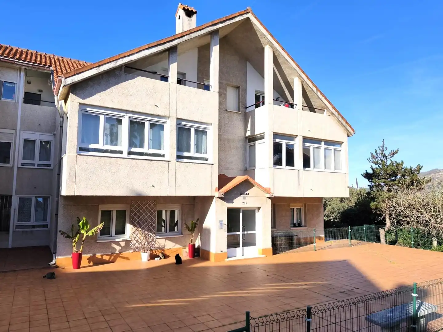 Außenansicht von Erdgeschoss zum Verkauf in Miengo mit Heizung, Privatgarten und Terrasse