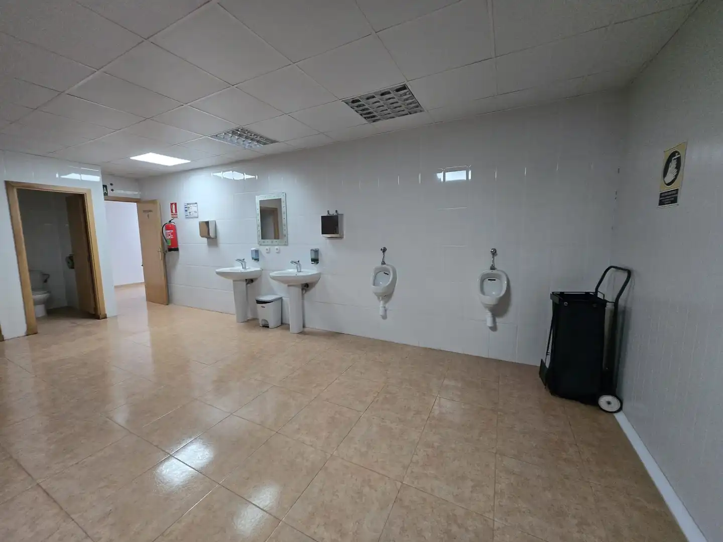 Baño de Nave industrial en venta en Teruel con Calefacción y Alarma