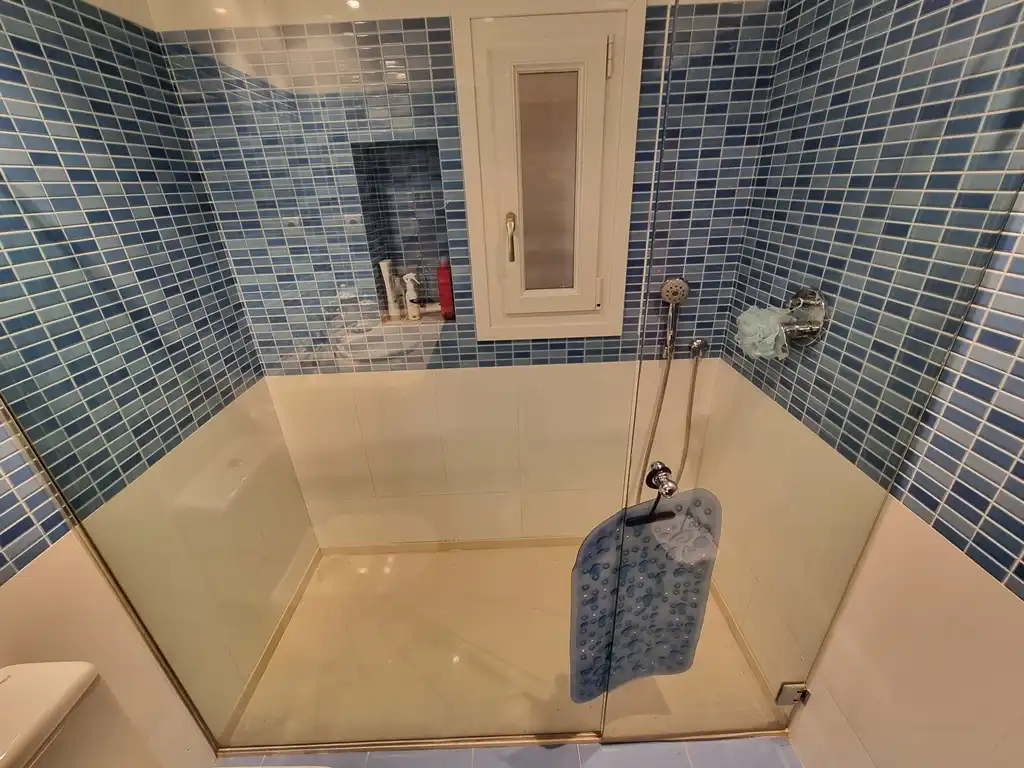 Badezimmer von Wohnungen zum Verkauf in Cambrils mit Klimaanlage, Privatgarten und Terrasse