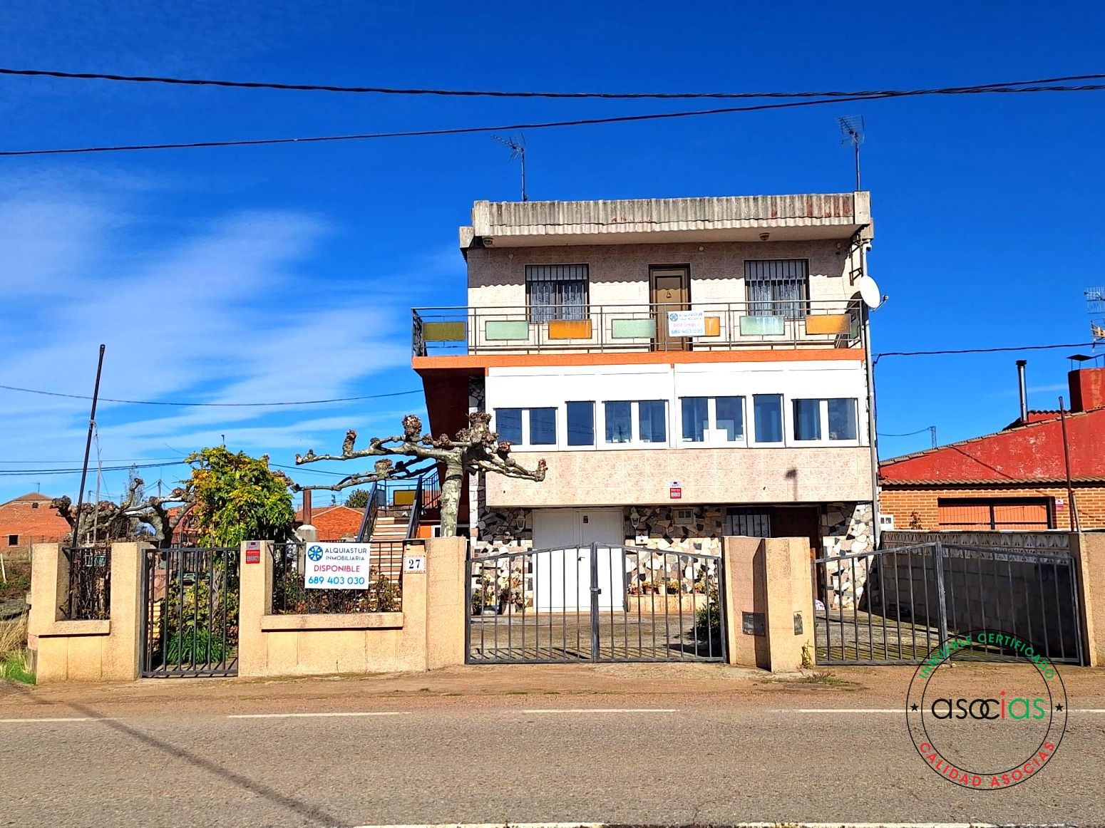 Vista exterior de Casa o xalet en venda en El Burgo Ranero  amb Calefacció, Jardí privat i Terrassa