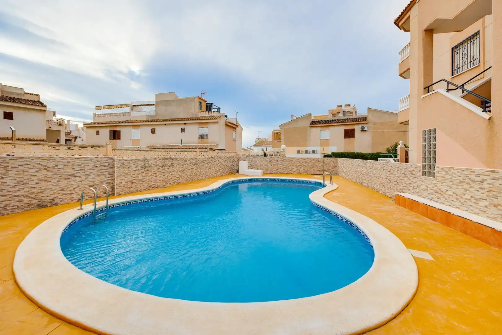 Piscina de Apartament en venda en Torrevieja amb Aire condicionat, Jardí privat i Terrassa