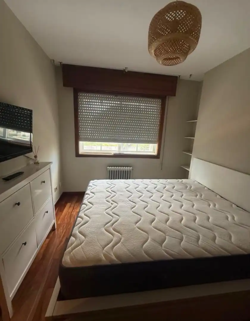 Schlafzimmer von Wohnung zur Miete in Pontevedra Capital  mit Abstellraum und Möbliert