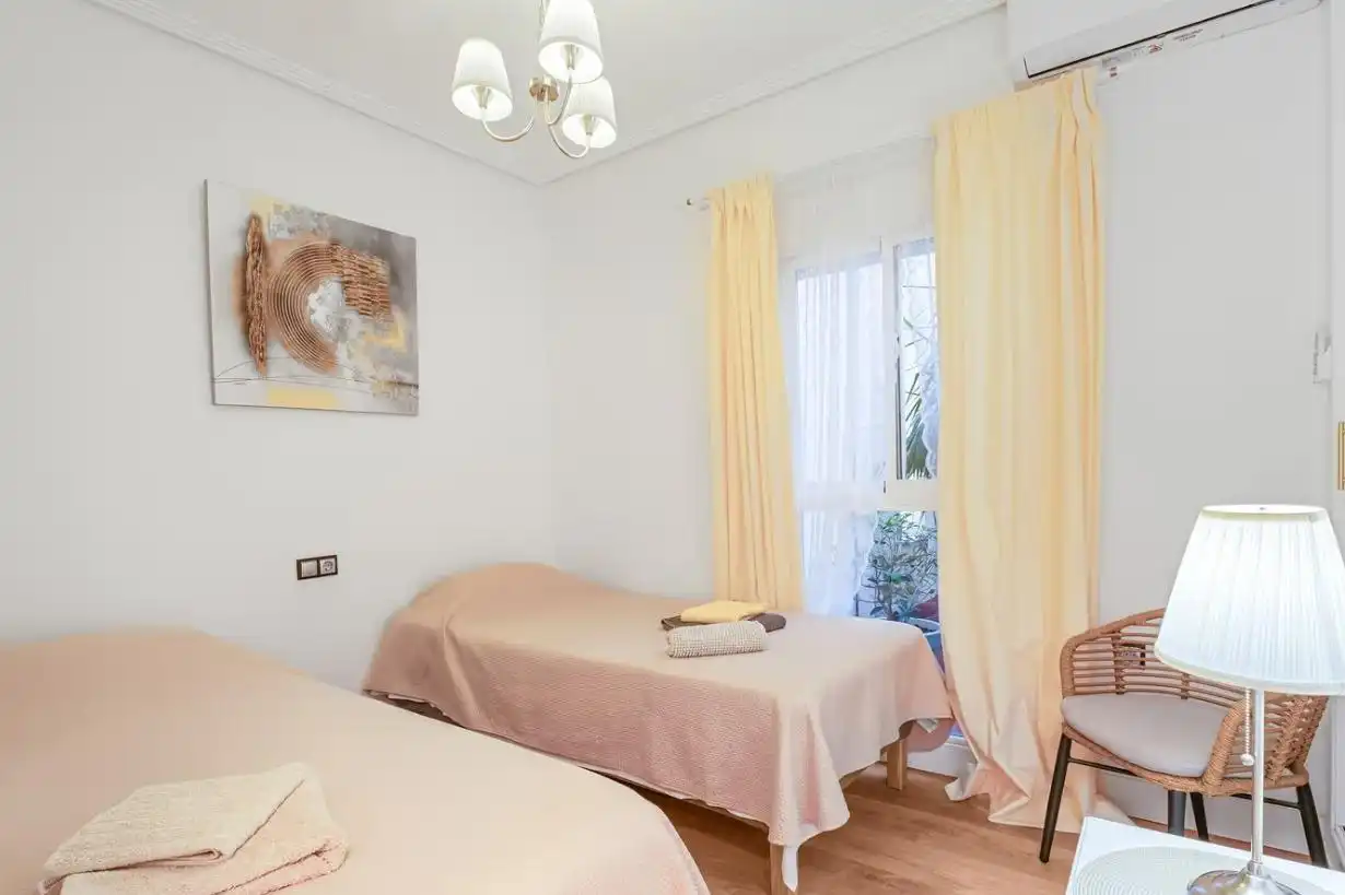Schlafzimmer von Wohnungen zur Miete in Torrevieja mit Klimaanlage, Heizung und Privatgarten