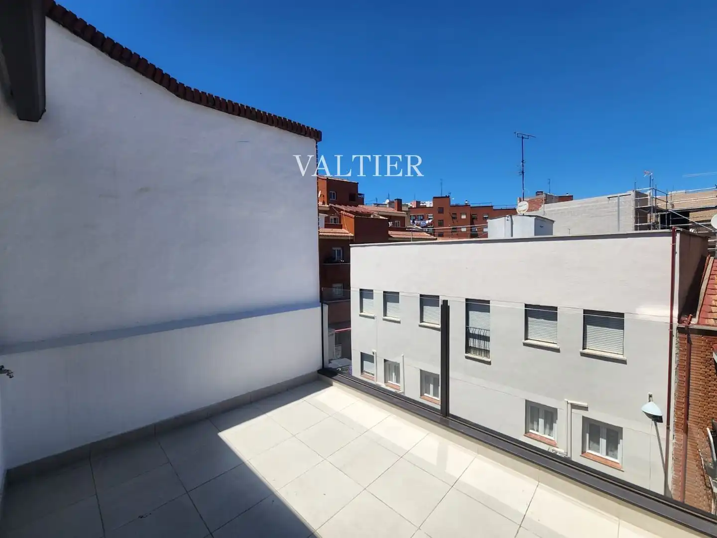 Außenansicht von Maisonette zur Miete in Madrid mit Terrasse, Abstellraum und Schwimmbad