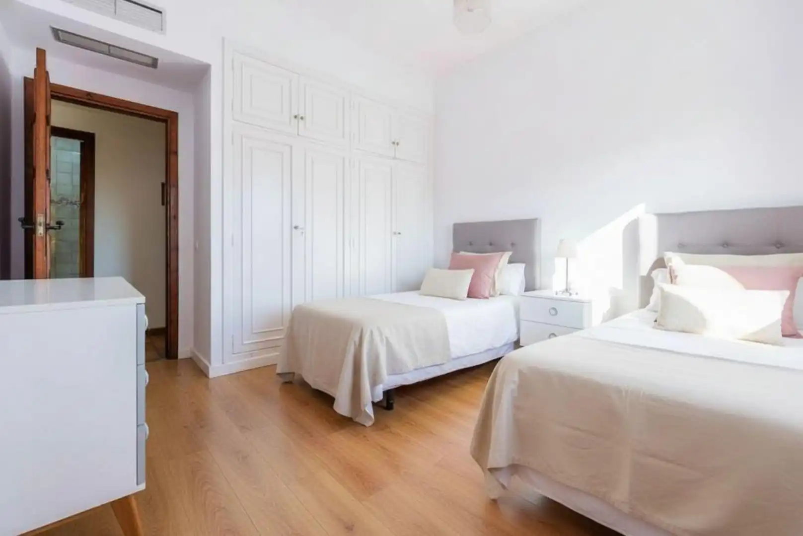 Dormitori de Casa o xalet en venda en Mairena del Aljarafe amb Aire condicionat, Calefacció i Jardí privat
