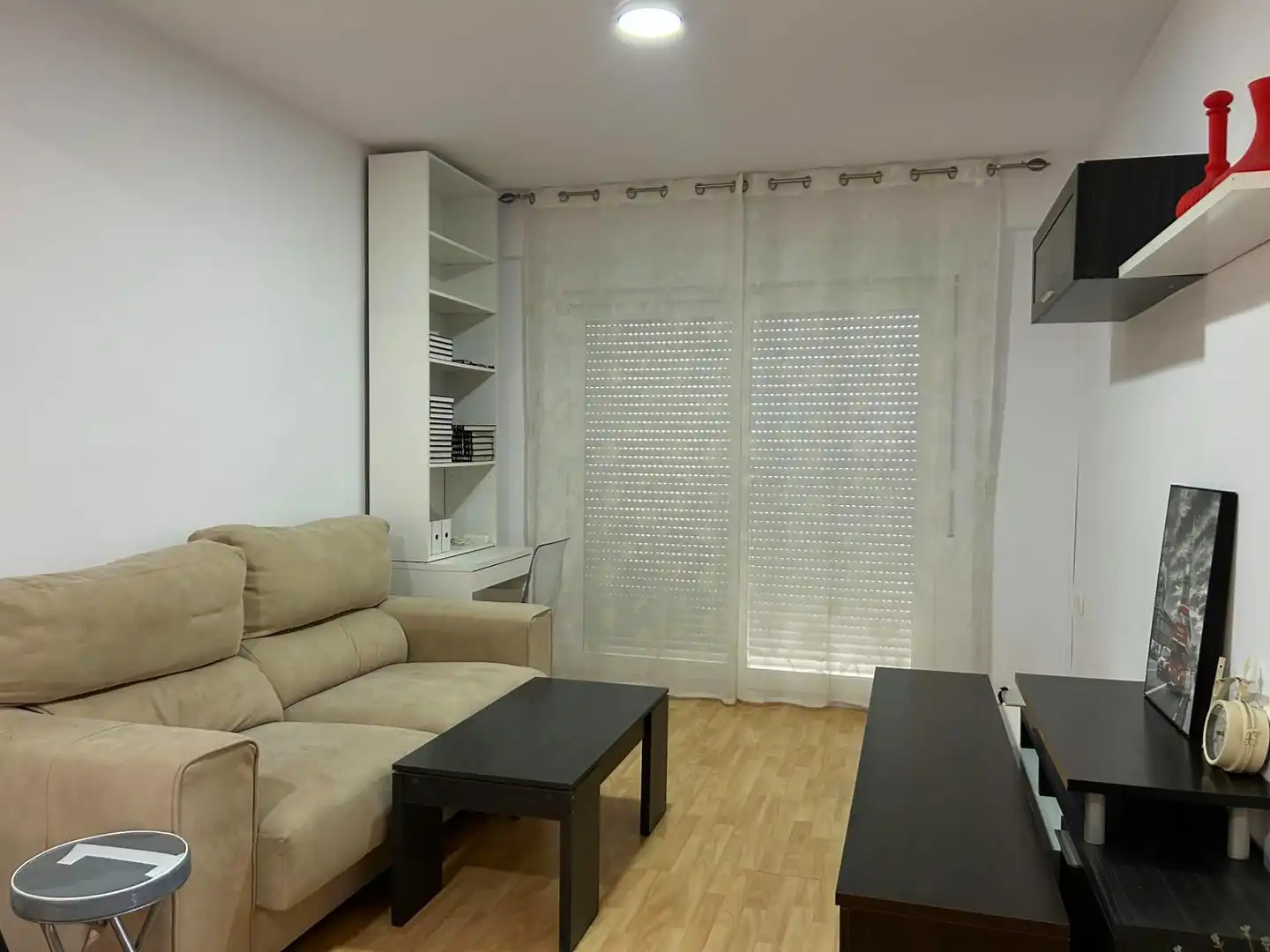 Sala d'estar de Pis de lloguer en Dénia amb Parquet, Moblat i Balcó