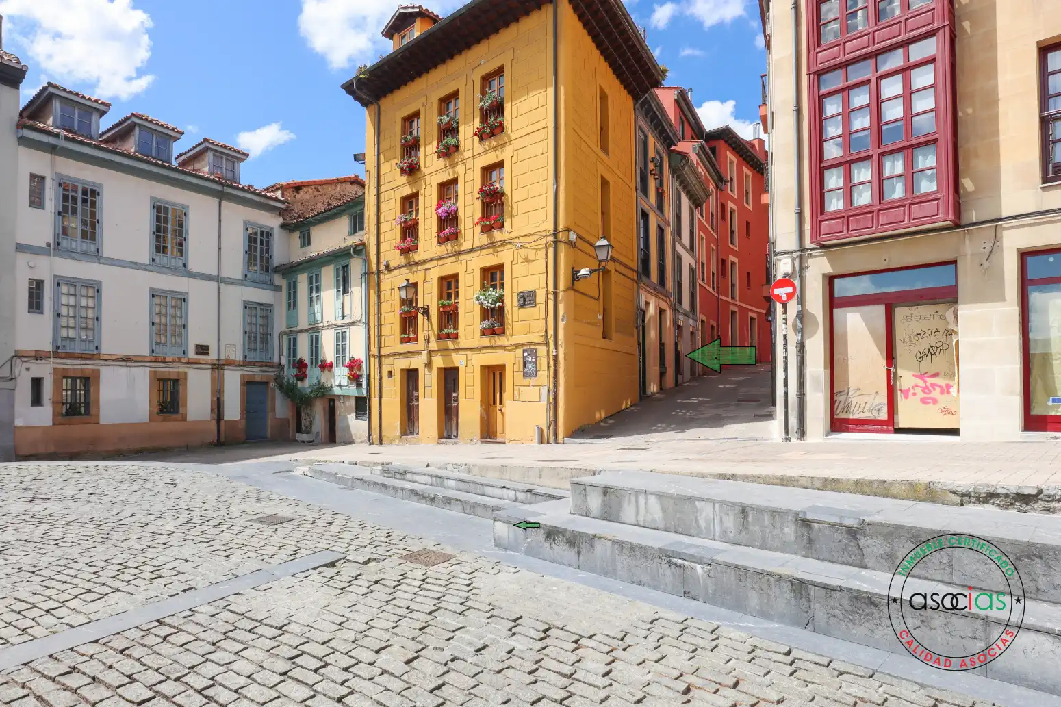 Vista exterior de Edificio en venta en Oviedo 