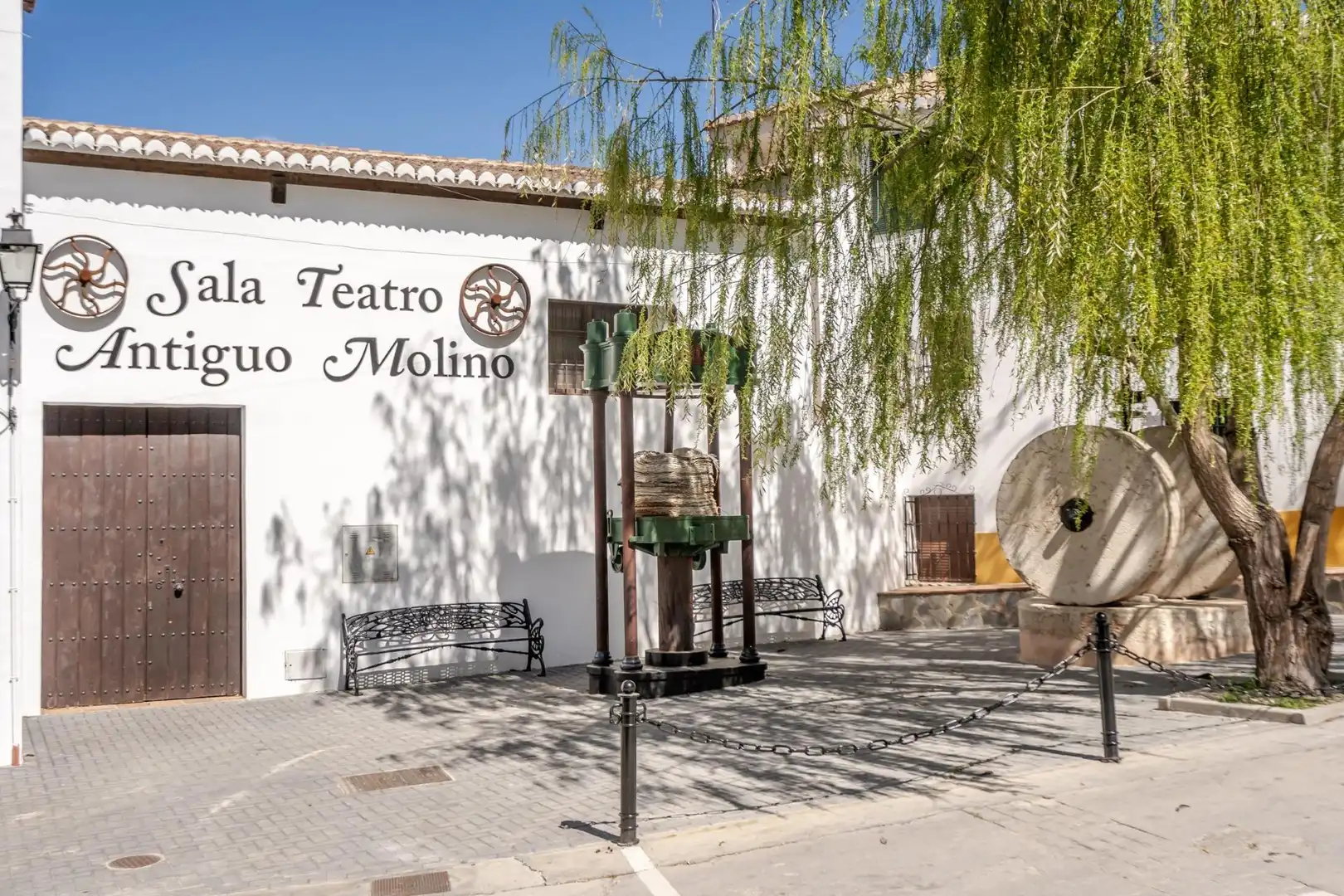 Vista exterior de Casa o xalet en venda en El Pinar amb Aire condicionat, Jardí privat i Terrassa
