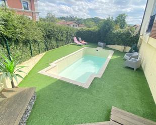 Piscina de Casa adosada en venda en Medio Cudeyo amb Calefacció, Jardí privat i Parquet