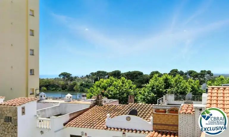 Vista exterior de Àtic en venda en Empuriabrava amb Calefacció, Jardí privat i Moblat