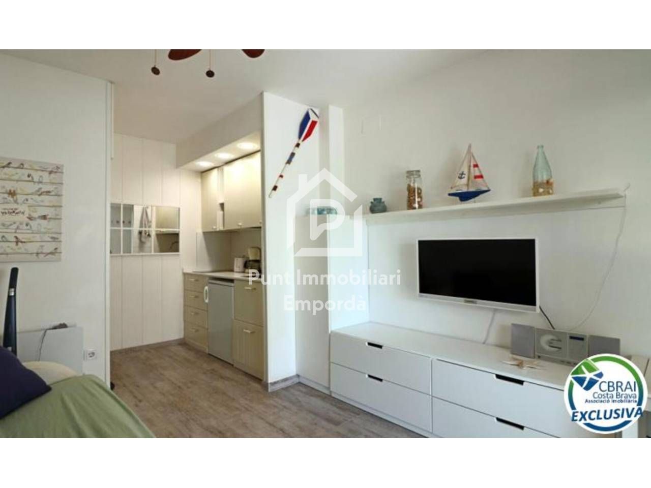Sala d'estar de Casa adosada en venda en Empuriabrava amb Parquet, Terrassa i Moblat