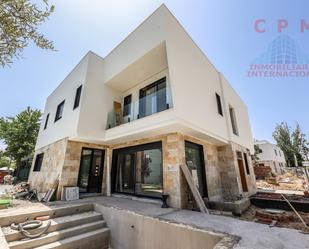 Vista exterior de Casa adosada en venda en Pozuelo de Alarcón amb Aire condicionat, Calefacció i Jardí privat