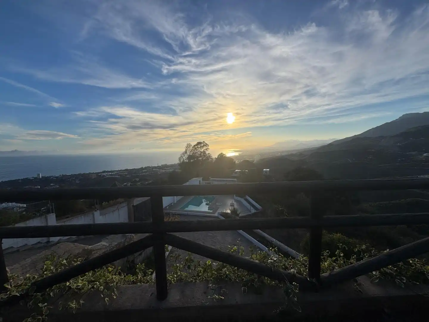 Vista exterior de Casa o xalet en venda en Marbella amb Jardí privat, Terrassa i Piscina