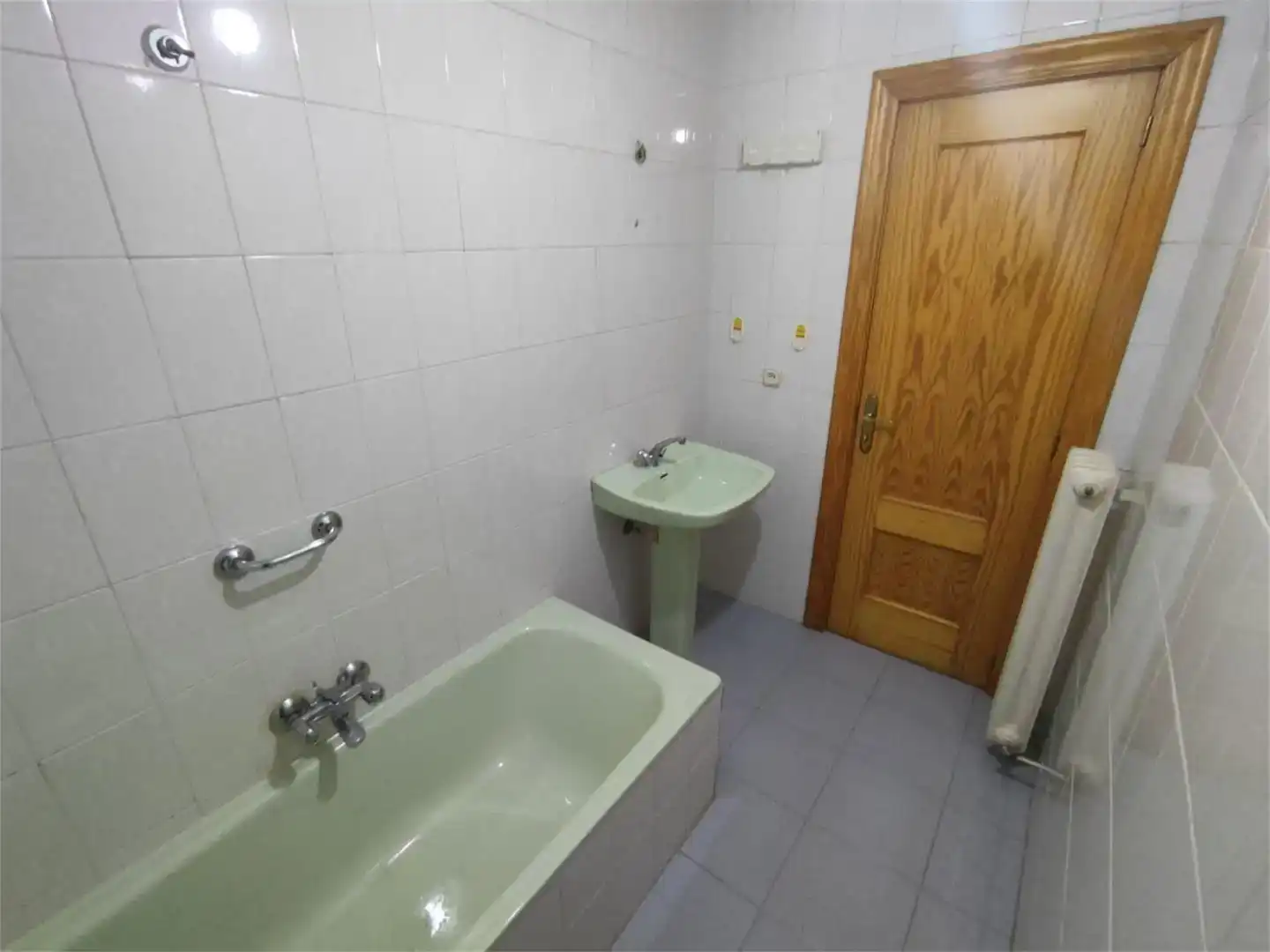 Bany de Casa adosada en venda en Saldaña amb Parquet, Moblat i Balcó