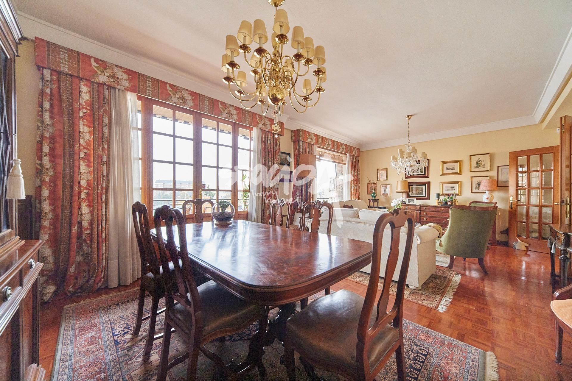 Dining room of Flat for sale in  Madrid Capital  with Air Conditioner, Parquet flooring and Storage room