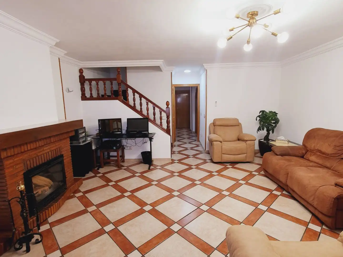 Sala d'estar de Casa adosada en venda en Alhaurín de la Torre amb Aire condicionat, Terrassa i Piscina