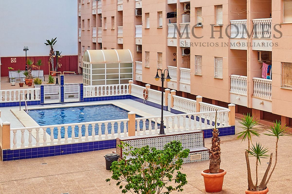 Swimming pool of Flat to rent in Torrevieja  with Air Conditioner, Heating and Furnished