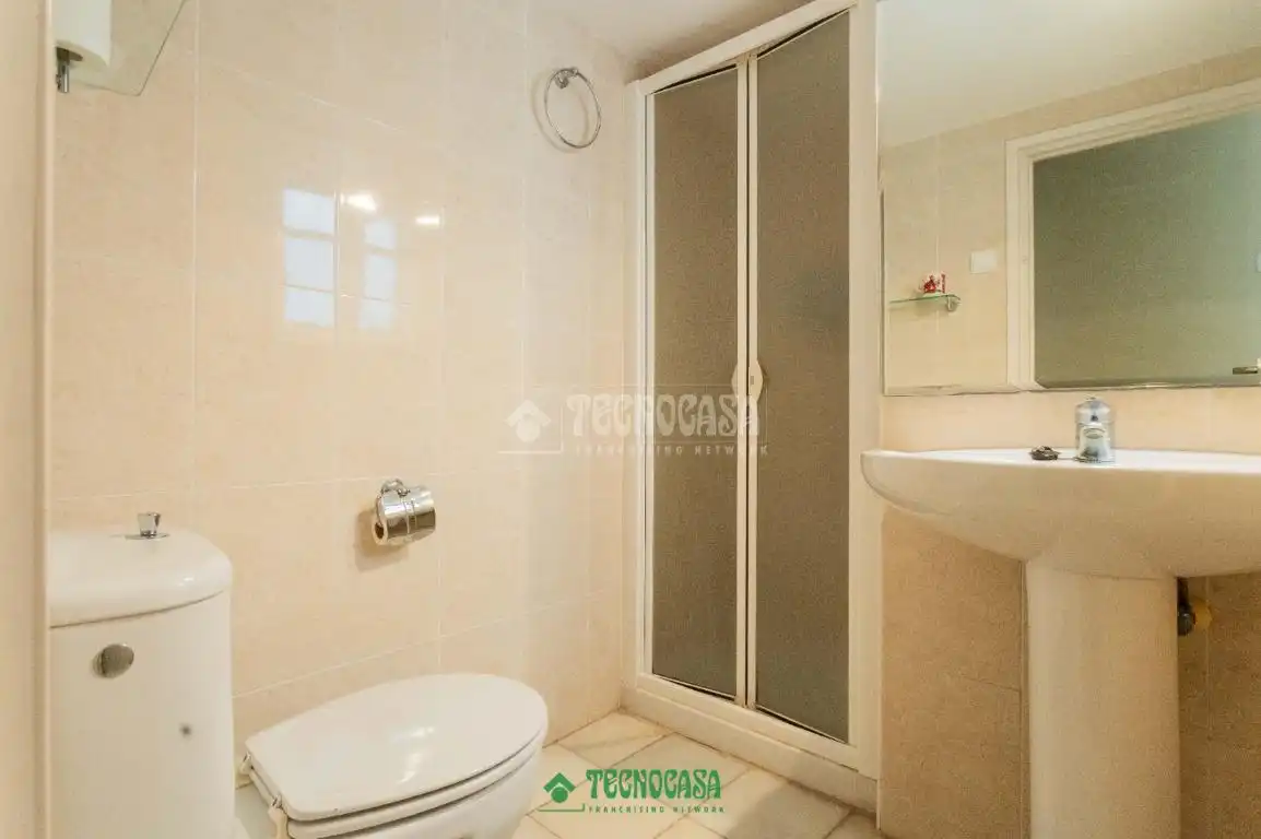 Baño de Casa adosada en venta en Almería con Calefacción y Balcón