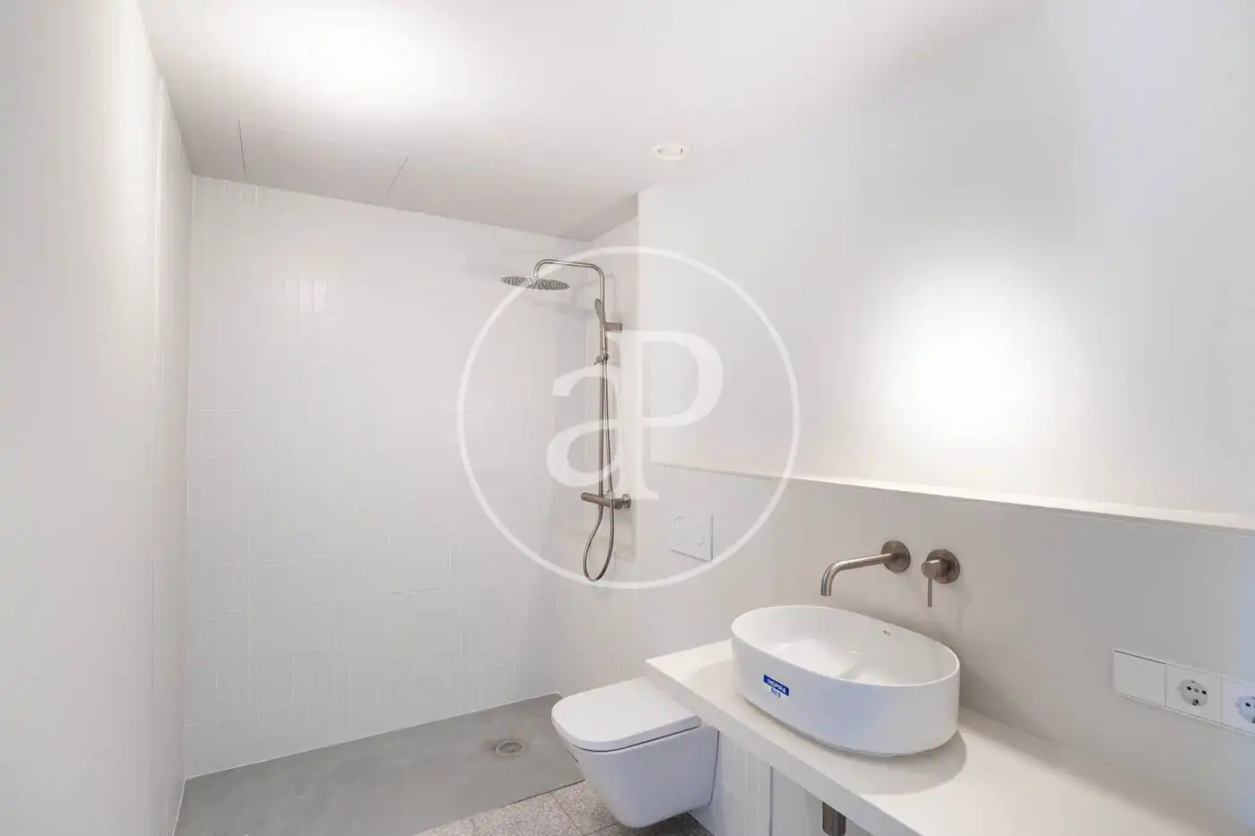 Badezimmer von Wohnung zum Verkauf in Barcelona mit Klimaanlage, Heizung und Balkon